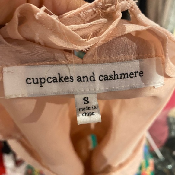 Cupcakes and cashmere top - Picture 4 of 4